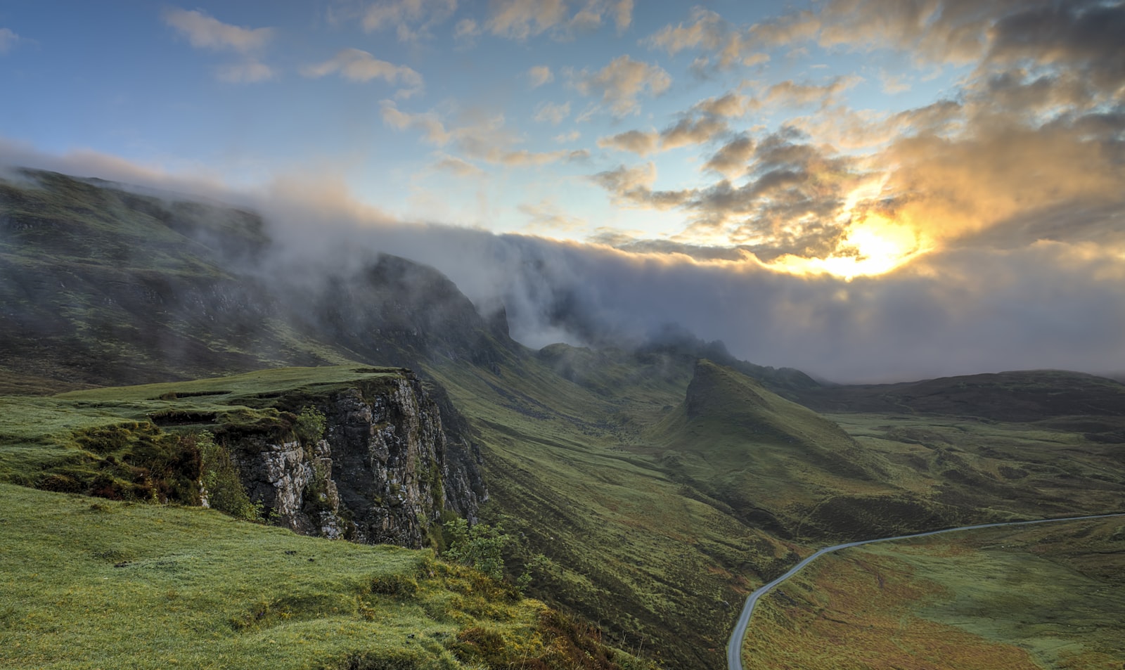Montañas de las tierras altas cubiertas de neblina al amanecer